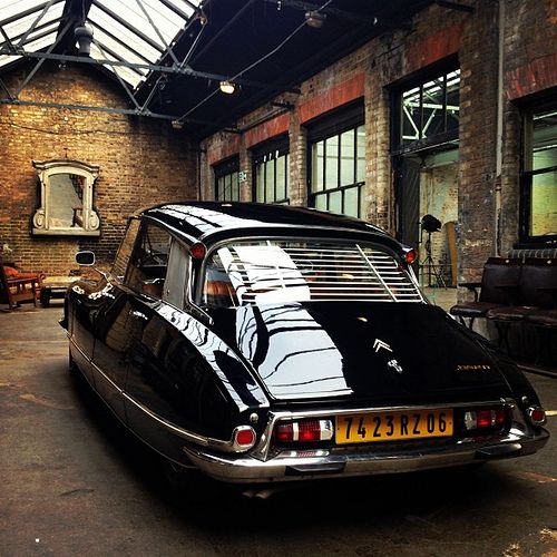 Die D-Modelle, allgemein bekannt als der bzw. die Citroën DS, ist eine Modellreihe der französischen Automobilmarke Citroën. Bei seiner Vorstellung am 8. Oktober 1955 auf dem Pariser Automobilsalon erregte das lange erwartete neue Citroën-Modell bei Fachpresse und Besuchern Aufsehen, rief aber auch Irritation hervor. Als technisch vereinfachte und ausstattungsbereinigte Version kam im Frühjahr 1957 die ID-Modellreihe hinzu. Die ID, DS, Pallas und Break genannten D-Modelle vereinten in bislang einzigartiger Weise avantgardistisches Design mit einer Fülle von technischen Innovationen und stellten eine Sensation dar. So wurde bei den D-Modellen zum ersten Mal bei einem Serienfahrzeug ein zentrales hydraulisches System für Federung (Hydropneumatik), Bremsen, Schaltung sowie Lenkunterstützung eingesetzt. Die avantgardistische Karosserieform ermöglichte dank guter Aerodynamik eindrucksvolle Leistungs- und Verbrauchswerte. Entgegen anfänglichen Bedenken erwies sich die aufwändige Hydraulik als dauerhaft funktionssicher und die gewagte Formgebung als zweckmäßig. In ihrer 20-jährigen Produktionszeit wurden die D-Modelle in ihren wesentlichen Grundzügen unverändert produziert. Bis heute ist ihr Status als Technik- und Designikone unbestritten. In der Zeit vom 4. Oktober 1955 bis zum 24. April 1975 wurden insgesamt 1.456.115 Fahrzeuge der D-Reihe gebaut.